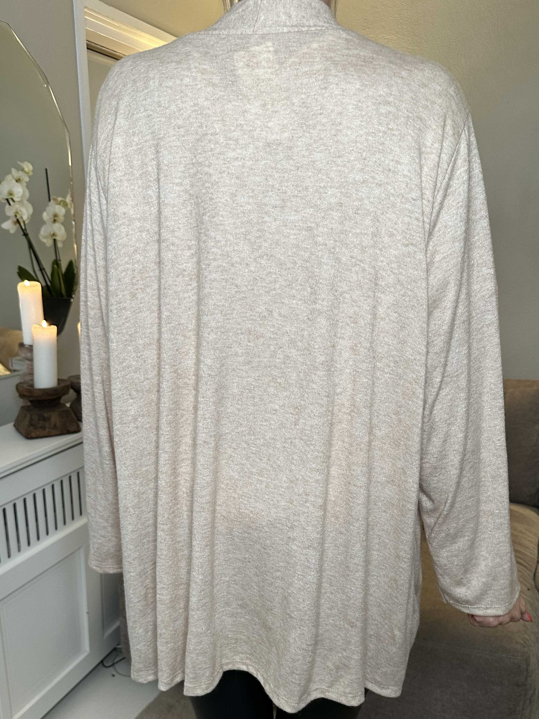 Lilja - Blød cardigan med lille flæsekant